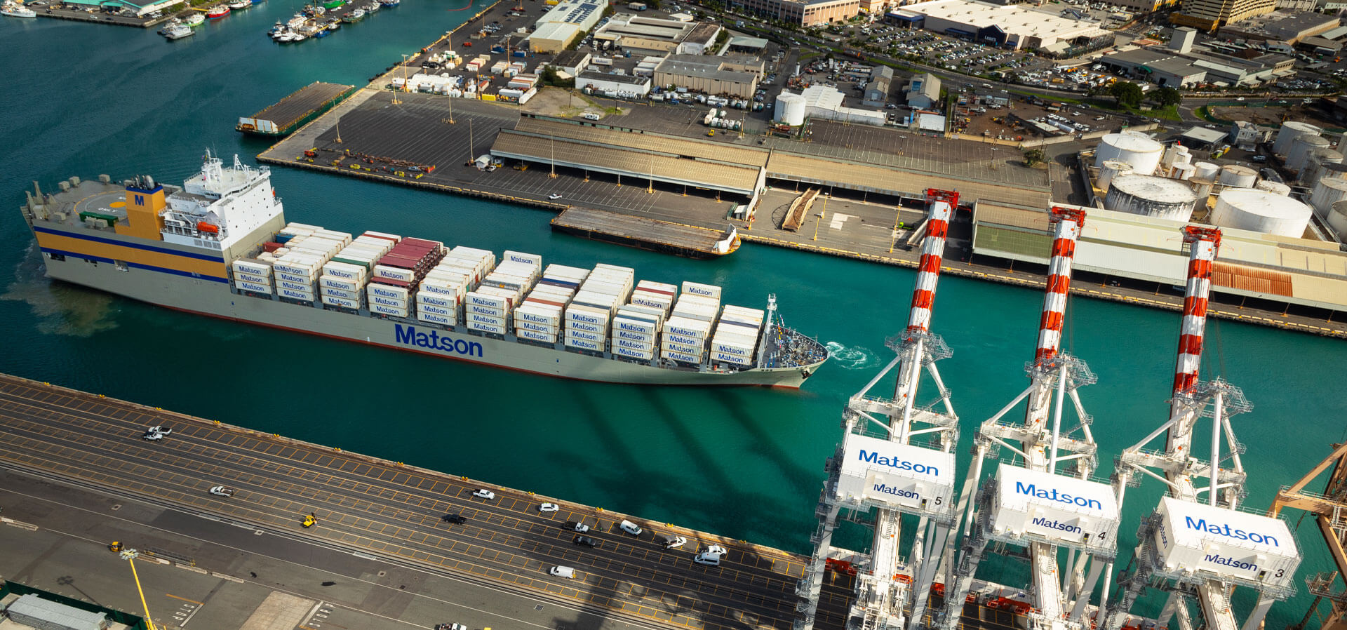 滚装/滚装集装箱船Lurline定位在沙岛码头，前景是hg体育起重机