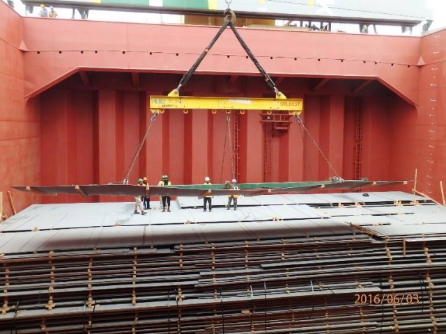 Philly Shipyard staff lift steel delivery for DKI.